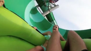Su pov slaytlar. Adam kıza şişme çember üzerindeki su slaytlardan iner. Tayland