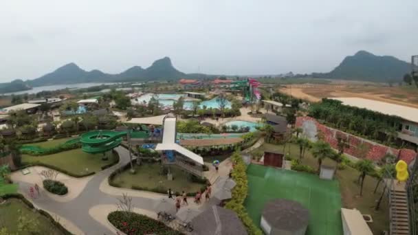 Vista geral de cima para o Parque Aquático do Ramayana. Tailândia — Vídeo de Stock
