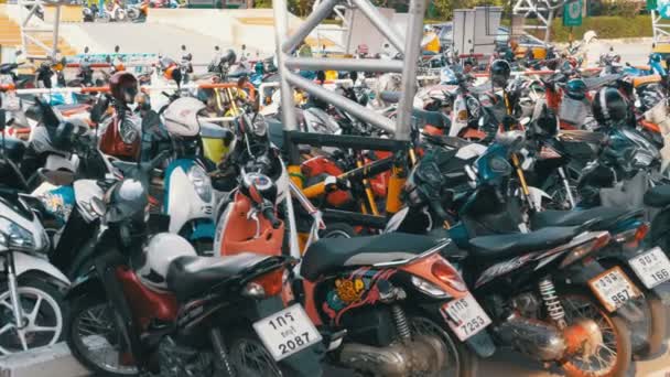 Мотоцикл на автостоянку в Таїланді, поблизу торгового центру — стокове відео