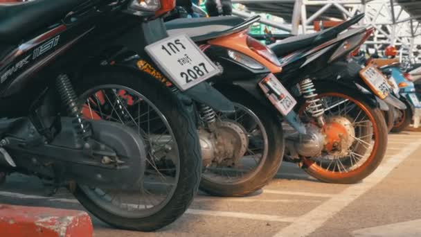 Moto sul parcheggio in Thailandia vicino al centro commerciale — Video Stock