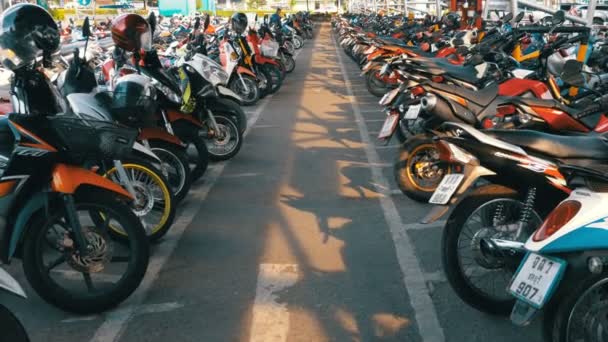 Motorcykel på parkering i Thailand nära shoppingcentret — Stockvideo