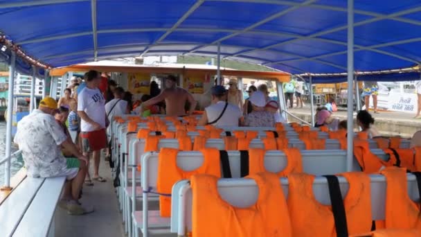 Mensen gaan op de veerboot en zitten op de stoelen. Inside view. Thailand — Stockvideo