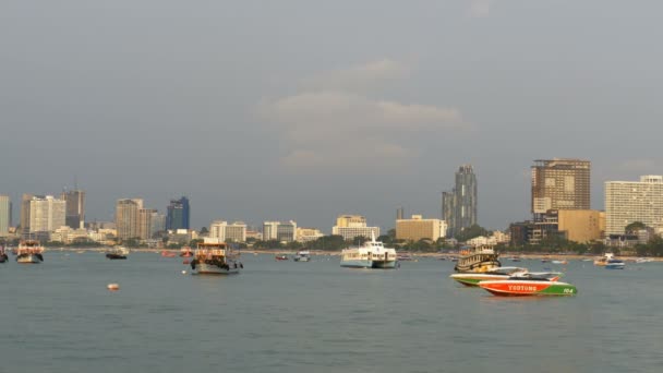 Muitos barcos e navios turísticos estão no cais, no porto de Pattaya. Tailândia — Vídeo de Stock