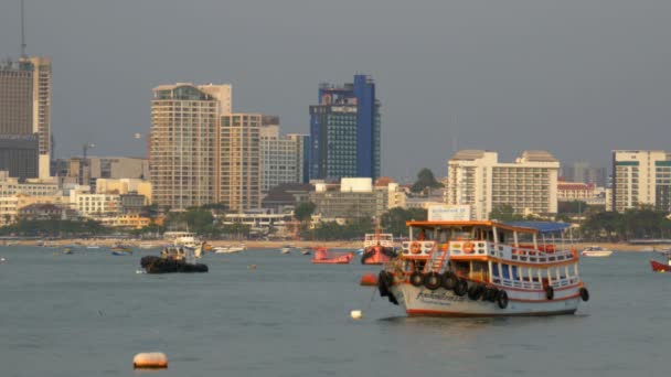 Många turistbåtar och fartyg är på piren i den Port i Pattaya. Thailand — Stockvideo