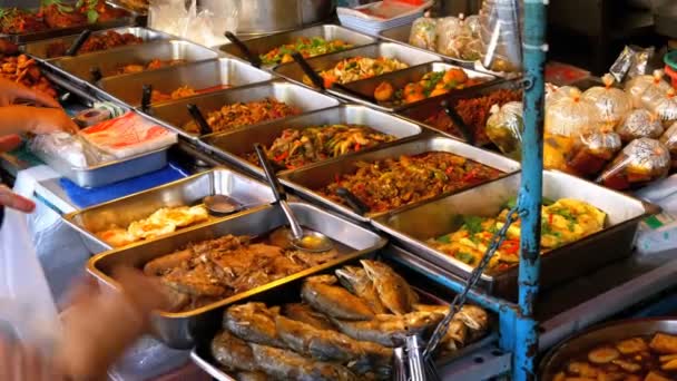 Comida de rua asiática nas ruas da Tailândia. Pattaya. . — Vídeo de Stock