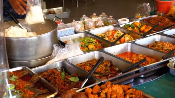 Comida callejera asiática en las calles de Tailandia. Pattaya . — Vídeos de Stock