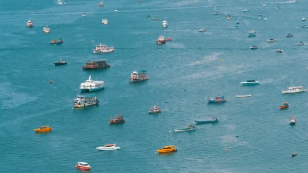 Top pohled na mnoho plovoucích lodí a potěšení lodí v moři. Thajsko. Pattaya — Stock video