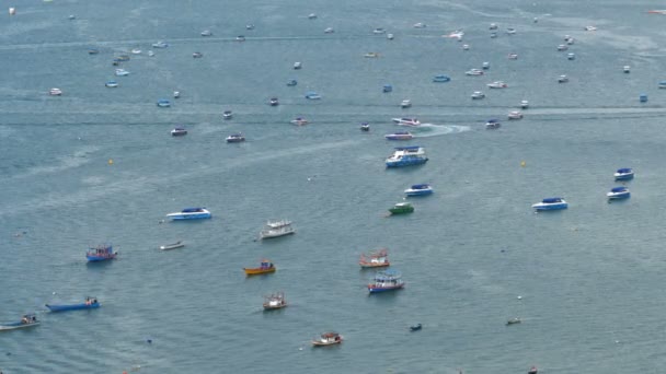 Vista superior de muchos barcos flotantes y barcos de placer en el mar. Tailandia. Pattaya — Vídeo de stock