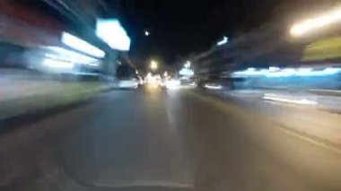 Gece Asya trafik yol boyunca motosiklet sürme üzerinde Pov görünümü. Zaman atlamalı. Tayland, Pattaya