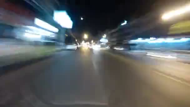 POV pohled na koni motocyklu podél noční asijské silniční doprava. Časová prodleva. Thajsko, Pattaya — Stock video