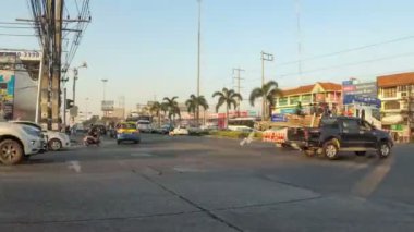 Asya'nın kavşak, trafik büyük akışı. Timelapse. Tayland, Pattaya