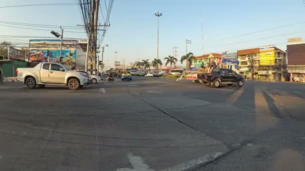 Grote stroom van het wegverkeer op het kruispunt van Azië. Timelapse. Thailand, Pattaya — Stockvideo