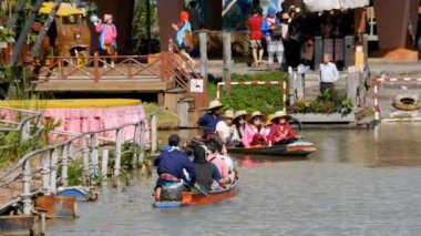 Pattaya Suüstü Pazarı. Küçük turistik ahşap tekne su hareketli. Tayland