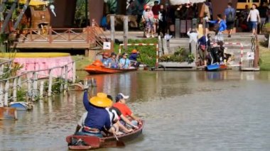Pattaya Suüstü Pazarı. Küçük turistik ahşap tekne su hareketli. Tayland