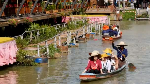 Pattaya Floating Market. Kleine toeristische houten boot beweegt langs het water. Thailand — Stockvideo