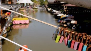 Pattaya Suüstü Pazarı. Turist ahşap tekne su hareketli. Tayland, Asya