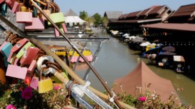 Pattaya Suüstü Pazarı. Turist ahşap tekne su hareketli. Tayland, Asya