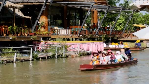 Pattaya Floating Market. Small Tourist Wooden Boat moving along the Water. Thailand — Stock Video