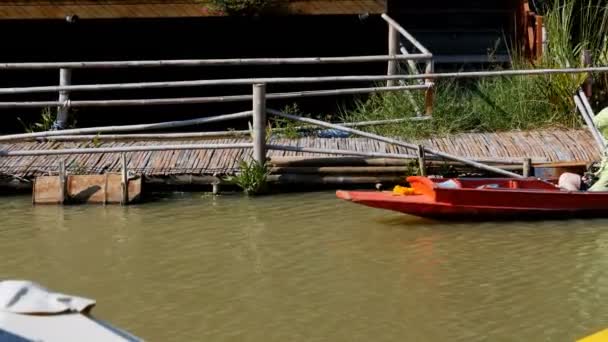 パタヤ水上マーケット。小さな観光の木製ボートを水に沿って移動します。タイ — ストック動画