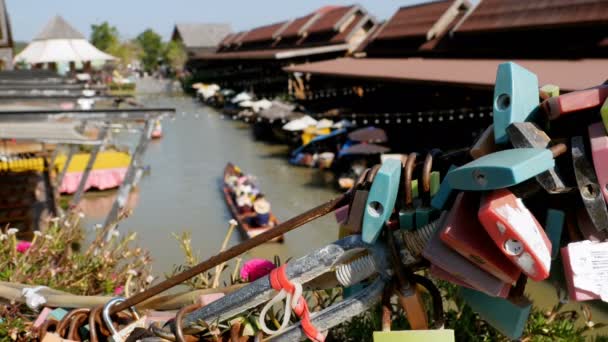 Marché flottant de Pattaya. Bateau en bois touristique se déplaçant le long de l'eau. Thaïlande, Asie — Video