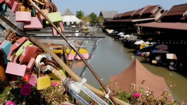 Pattaya Mercado Flutuante. Barco de madeira turística se movendo ao longo da água. Tailândia, Ásia — Vídeo de Stock