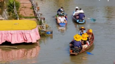 Pattaya Suüstü Pazarı. Küçük turistik ahşap tekne su hareketli. Tayland