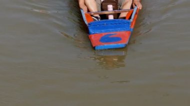 Pattaya Suüstü Pazarı. Küçük turistik ahşap tekne su hareketli. Tayland