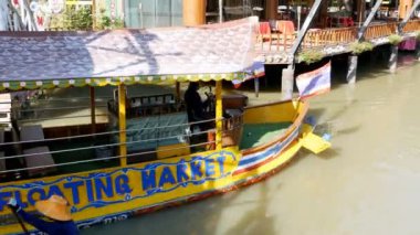 Pattaya Suüstü Pazarı. Büyük turist ahşap tekne su hareketli. Tayland