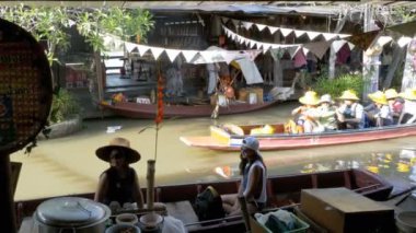 Pattaya Suüstü Pazarı. Küçük turistik ahşap tekne su hareketli. Tayland