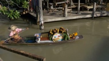 Pattaya Suüstü Pazarı. Küçük turistik ahşap tekne su hareketli. Tayland