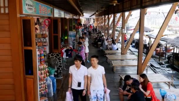 Tourists walk on a Pattaya Floating Market. A popular place for tourists. Thailand — Stock Video