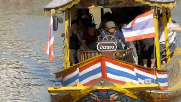 Pattaya Floating Market. Big Tourist Barca di legno in movimento lungo l'acqua. Tailandia — Video Stock