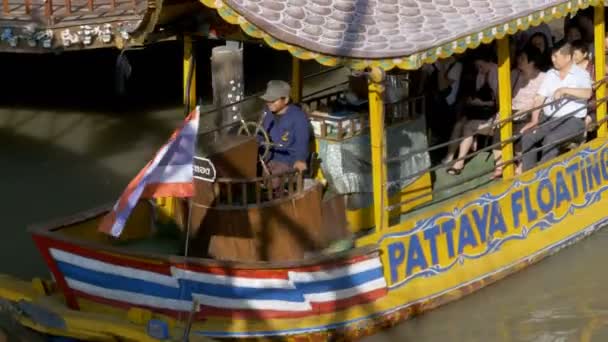 Pattaya Mercado Flutuante. Barco de madeira turística grande movendo-se ao longo da água. Tailândia — Vídeo de Stock
