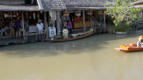 Pattaya floating market. kleines touristisches Holzboot, das sich auf dem Wasser bewegt. Thailand — Stockvideo