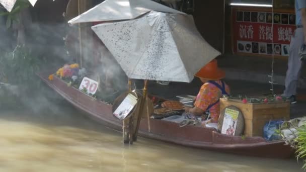 Mercado flotante de Pattaya. Una vendedora en un bote pequeño está preparando comida. Tailandia, Asia — Vídeos de Stock