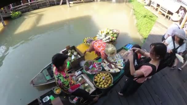 Asian salesman on small boat with fruits and vegetables sells the goods. Pattaya Floating Market — Stock Video