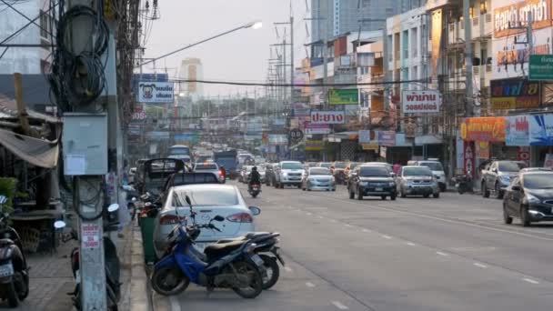 Азиатский дорожный трафик на улице Busy Pattaya, Таиланд — стоковое видео