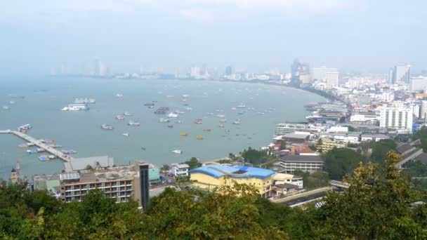 Panoramablick auf den Stadtstrand von Pattaya am Aussichtspunkt Pratumnak. Thailand, Pattaya, Asien — Stockvideo