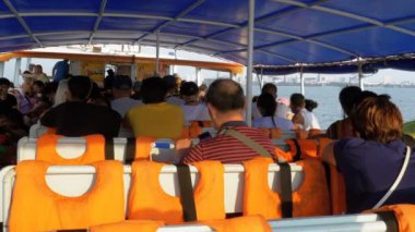 İnsan feribotla deniz kenarında gidip koltuğa otur. İç görünüm. Tayland.