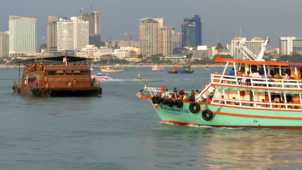 승객과 관광 페리 코 란 섬에 바다 돛. 태국. 파타야 — 비디오