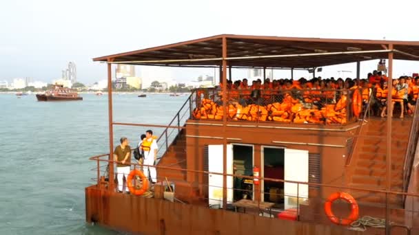 Ferry con turistas chinos en chalecos salvavidas de color naranja a bordo del barco oxidado. Tailandia. Moción lenta — Vídeos de Stock