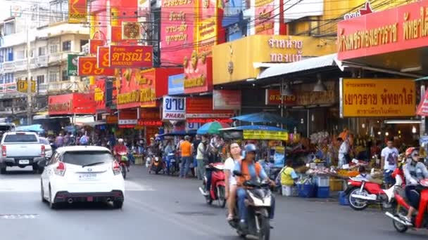 Wegverkeer en markten in straat van Pattaya, Thailand — Stockvideo