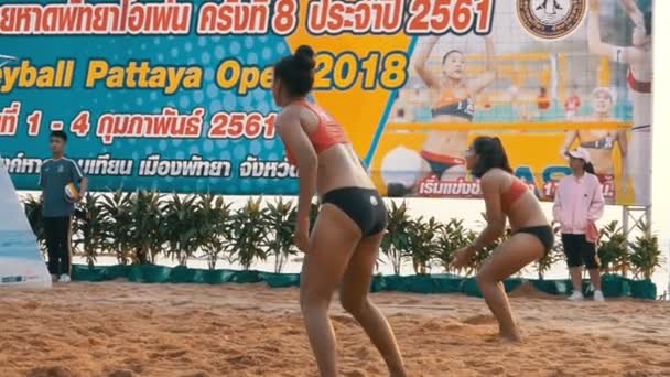 Campeonato de Voleibol Playa Femenino en Tailandia. Moción lenta — Vídeos de Stock