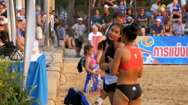 Чемпионат по пляжному волейболу среди женщин в Таиланде. Slow Motion — стоковое видео