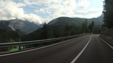 Avrupa 'daki güzel bir peyzaj dağ yolunda motosikletçi gezintisi. İlk Kişi Görünümü