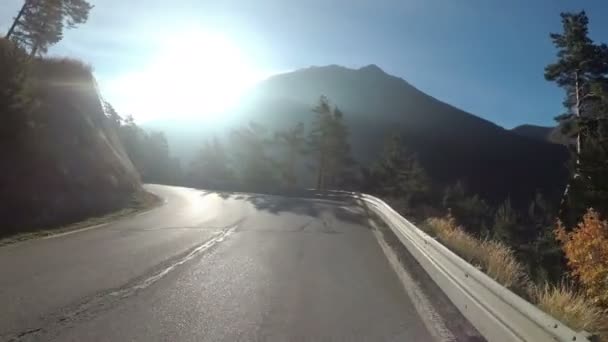 Motorrijder rijdt op de Scenic Mountain Road op Serpentine in de bergen van Frankrijk. — Stockvideo