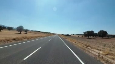 Yolda bir manzara çöl manzaralı ve boş İspanya motosikletçi Rides. İlk kişi görünümü
