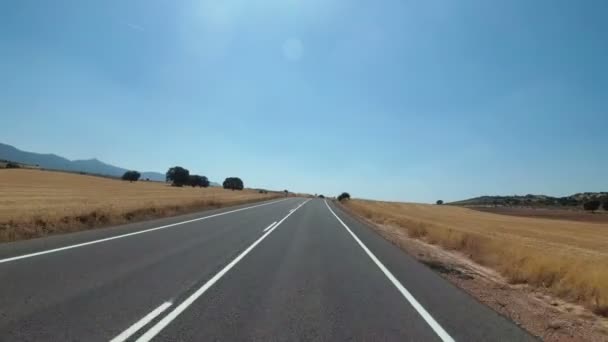 Motociclista Passeios em uma paisagem Deserto estrada cênica e vazia na Espanha. Vista em primeira pessoa — Vídeo de Stock