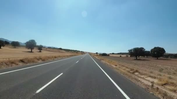 摩托车司机乘坐在西班牙的风景沙漠风景和空的道路。第一人称视图 — 图库视频影像