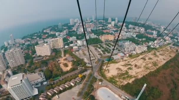 Widok pierwszoosobowy człowieka idzie w dół na kablu z dachu na Pattaya City Tower — Wideo stockowe